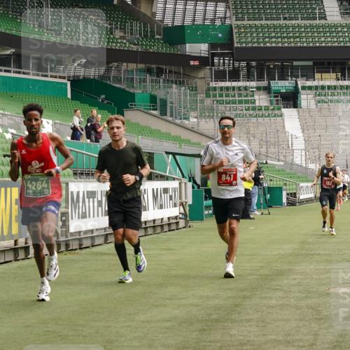 13.09.2026 - 21. swb-Marathon Bremen Michael Burmester http://msf.ph/oto/10431230 13.09.2026 12:26:50 Laufen im Stadion 103, 206, 238, 322, 420, 447, 841, 875, 968, 1187, 1352, 1840, 2032, 2044, 2143, 129, 149, 236, 289, 798, 1483, 1490, 1567 meine-sportfotos.de