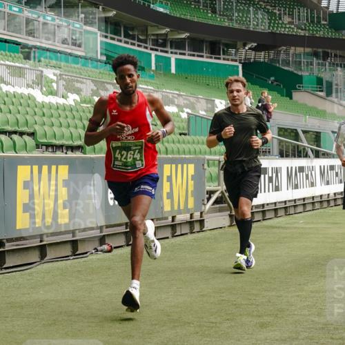 13.09.2026 - 21. swb-Marathon Bremen Michael Burmester http://msf.ph/oto/10431244 13.09.2026 12:26:51 Laufen im Stadion 103, 206, 238, 322, 420, 447, 841, 875, 968, 1187, 1352, 1840, 2032, 2044, 2143, 129, 149, 236, 289, 798, 1483, 1490, 1567 meine-sportfotos.de