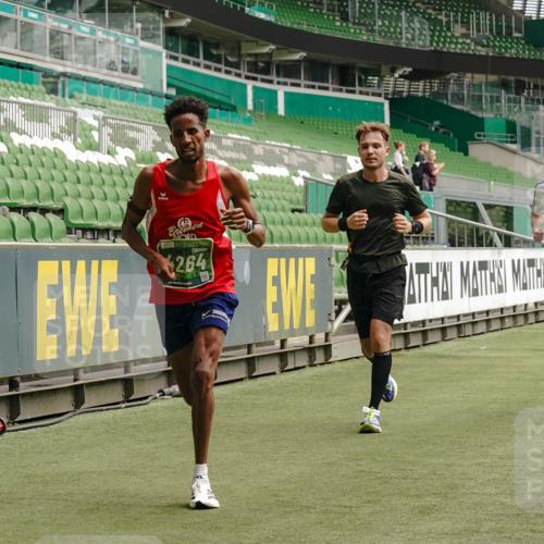 13.09.2026 - 21. swb-Marathon Bremen Michael Burmester http://msf.ph/oto/10431252 13.09.2026 12:26:51 Laufen im Stadion 103, 206, 238, 322, 420, 447, 841, 875, 968, 1187, 1352, 1840, 2032, 2044, 2143, 129, 149, 236, 289, 798, 1483, 1490, 1567 meine-sportfotos.de