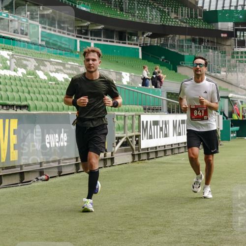 13.09.2026 - 21. swb-Marathon Bremen Michael Burmester http://msf.ph/oto/10431262 13.09.2026 12:26:52 Laufen im Stadion 103, 206, 238, 322, 420, 447, 841, 875, 968, 1187, 1352, 1840, 2032, 2044, 2143, 129, 149, 236, 289, 798, 1483, 1490, 1567 meine-sportfotos.de