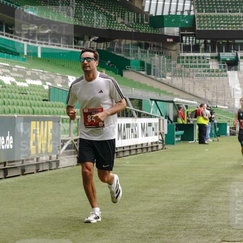13.09.2026 - 21. swb-Marathon Bremen Michael Burmester http://msf.ph/oto/10431284 13.09.2026 12:26:53 Laufen im Stadion 103, 206, 238, 322, 420, 447, 841, 875, 968, 1187, 1352, 1840, 2032, 2044, 2143, 129, 149, 236, 289, 798, 1483, 1490, 1567 meine-sportfotos.de