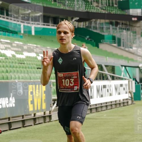 13.09.2026 - 21. swb-Marathon Bremen Michael Burmester http://msf.ph/oto/10431342 13.09.2026 12:26:58 Laufen im Stadion 103, 206, 238, 322, 420, 447, 841, 875, 968, 1187, 1352, 1840, 2032, 2044, 2143, 129, 149, 236, 289, 798, 1483, 1490, 1567 meine-sportfotos.de