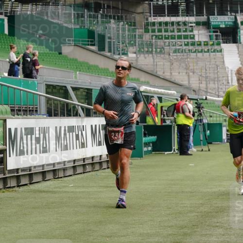 13.09.2026 - 21. swb-Marathon Bremen Michael Burmester http://msf.ph/oto/10431487 13.09.2026 12:27:30 Laufen im Stadion 103, 206, 238, 322, 358, 420, 553, 574, 841, 875, 1161, 1253, 1256, 1352, 1525, 1724, 1783, 1917, 2032, 3662, 4264, 129, 149, 289, 798, 1483, 1490, 1544, 1567 meine-sportfotos.de
