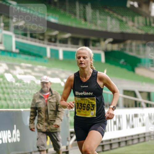13.09.2026 - 21. swb-Marathon Bremen Michael Burmester http://msf.ph/oto/10431597 13.09.2026 10:22:51 Laufen im Stadion 10235, 10244, 10302, 10441, 10575, 10782, 10926, 11083, 11127, 11198, 11227, 11338, 11454, 11619, 11713, 11721, 11738, 11854, 11916, 11944, 12003, 12053, 12209, 12339, 12370, 12395, 12404, 12520, 12538, 13507, 13513, 13519, 13535, 13539, 13551, 13553, 13556, 13559, 13563, 13568, 13584, 13587, 13608, 13616, 13636, 13641, 13642, 10366, 10475, 11481, 11652, 13530, 13533, 13534, 13536, 13541, 13543, 13564 meine-sportfotos.de