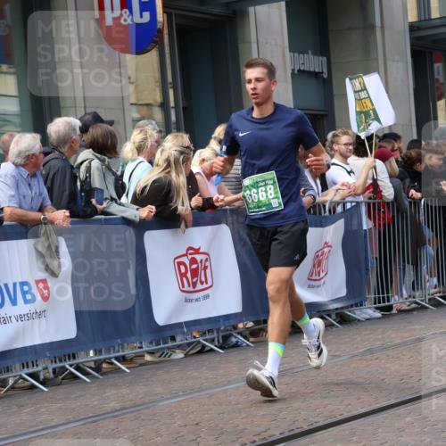 13.09.2026 - 21. swb-Marathon Bremen Strokosch-Dieckow http://msf.ph/oto/10431762 13.09.2026 13:11:32 Ziel 493, 826, 863, 2444, 3336, 4368, 4651, 4698, 5521, 5585, 5893, 6059, 6668, 8996, 9398, 13055, 382, 1349, 2087, 3440, 3899, 6274, 7109, 8474, 8982, 9291, 9618, 9762 meine-sportfotos.de