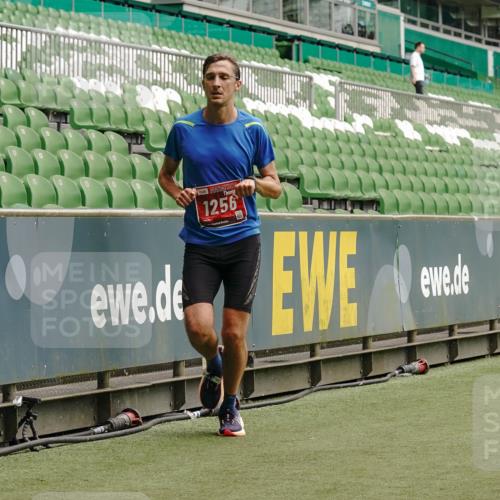 13.09.2026 - 21. swb-Marathon Bremen Michael Burmester http://msf.ph/oto/10431769 13.09.2026 12:28:01 Laufen im Stadion 103, 238, 358, 420, 553, 574, 649, 719, 959, 1161, 1253, 1256, 1352, 1391, 1428, 1525, 1724, 1783, 1917, 2032, 3662, 4264, 149, 289, 798, 814, 1313, 1483, 1490, 1544, 1567 meine-sportfotos.de