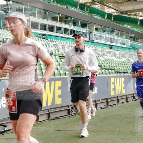 13.09.2026 - 21. swb-Marathon Bremen Michael Burmester http://msf.ph/oto/10431945 13.09.2026 13:29:16 Laufen im Stadion 111, 171, 220, 422, 476, 478, 685, 729, 754, 767, 829, 925, 986, 1079, 1217, 1220, 1242, 1270, 1298, 1325, 1384, 1496, 1615, 1633, 1634, 1741, 1777, 1886, 1958, 2238, 2263, 2326, 2365, 2436, 2449, 2472, 2502, 2546, 2574, 2593, 2738, 2740, 2743, 2830, 2862, 2868, 2924, 2991, 3020, 3053, 3061, 3129, 3154, 3238, 3274, 3286, 3321, 3361, 3563, 3589, 3594, 3595, 3605, 3678, 3694, 3755, 3758, 3798, 3826, 3853, 3898, 3929, 3953, 3965, 3971, 3987, 4011, 4056, 4108, 4238 meine-sportfotos.de