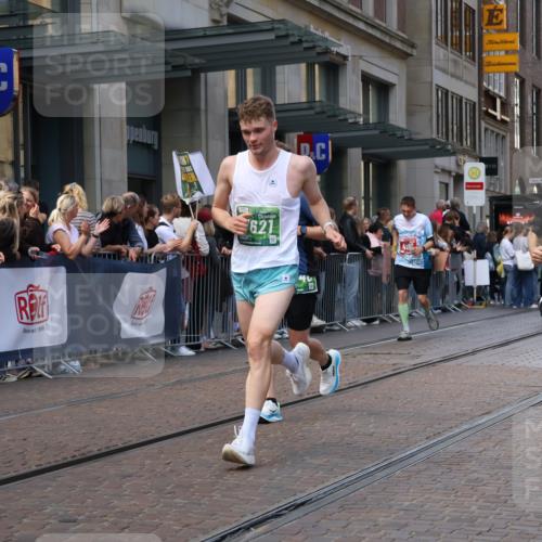 13.09.2026 - 21. swb-Marathon Bremen Strokosch-Dieckow http://msf.ph/oto/10432165 13.09.2026 13:11:51 Ziel 493, 2444, 2447, 2820, 3336, 3362, 3703, 3830, 4283, 4698, 5940, 6107, 6739, 7521, 7621, 13013, 826, 863, 4368, 4651, 5521, 5585, 5893, 6059, 6668, 7109, 8982, 8996, 9398, 13055 meine-sportfotos.de