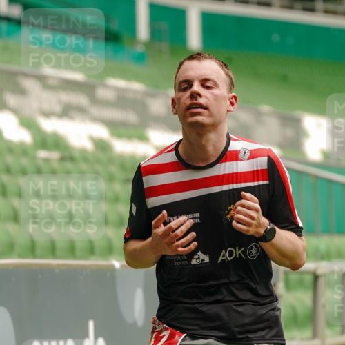 13.09.2026 - 21. swb-Marathon Bremen Michael Burmester http://msf.ph/oto/10432361 13.09.2026 12:29:25 Laufen im Stadion 314, 358, 520, 547, 553, 574, 649, 719, 858, 934, 959, 1253, 1256, 1391, 1428, 1453, 1525, 1724, 1783, 206, 322, 447, 814, 841, 875, 968, 1187, 1313, 1840, 2044, 2143 meine-sportfotos.de