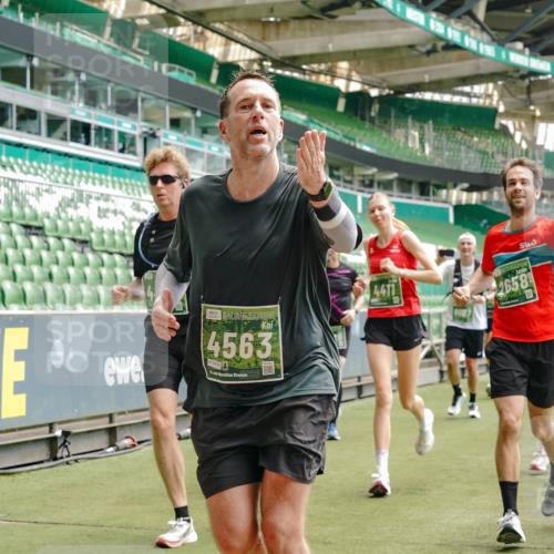 13.09.2026 - 21. swb-Marathon Bremen Michael Burmester http://msf.ph/oto/10432440 13.09.2026 13:04:41 Laufen im Stadion 178, 209, 210, 244, 323, 488, 534, 536, 565, 596, 647, 725, 762, 881, 940, 1073, 1239, 1243, 1307, 1308, 1343, 1373, 1456, 1458, 1479, 1627, 1649, 1653, 1656, 1687, 1771, 1780, 1914, 1932, 1941, 2023, 2089, 2126, 2223, 2241, 2301, 2369, 2430, 2434, 2452, 2602, 2625, 2723, 2742, 2764, 2851, 2867, 2872, 2891, 2910, 2919, 2934, 2957, 2959, 2977, 2985, 3028, 3030, 3217, 3278, 3320, 3343, 3360, 3402, 3419, 3425, 3444, 3454, 3510, 3521, 3579, 3597, 3618, 3796, 3846, 3859, 3909, 242 meine-sportfotos.de