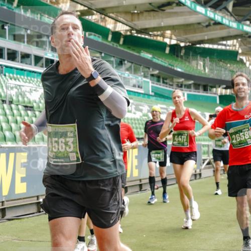 13.09.2026 - 21. swb-Marathon Bremen Michael Burmester http://msf.ph/oto/10432463 13.09.2026 13:04:41 Laufen im Stadion 178, 209, 210, 244, 323, 488, 534, 536, 565, 596, 647, 725, 762, 881, 940, 1073, 1239, 1243, 1307, 1308, 1343, 1373, 1456, 1458, 1479, 1627, 1649, 1653, 1656, 1687, 1771, 1780, 1914, 1932, 1941, 2023, 2089, 2126, 2223, 2241, 2301, 2369, 2430, 2434, 2452, 2602, 2625, 2723, 2742, 2764, 2851, 2867, 2872, 2891, 2910, 2919, 2934, 2957, 2959, 2977, 2985, 3028, 3030, 3217, 3278, 3320, 3343, 3360, 3402, 3419, 3425, 3444, 3454, 3510, 3521, 3579, 3597, 3618, 3796, 3846, 3859, 3909, 242 meine-sportfotos.de