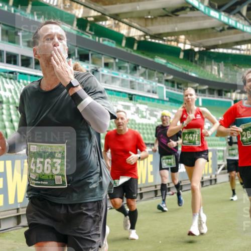 13.09.2026 - 21. swb-Marathon Bremen Michael Burmester http://msf.ph/oto/10432475 13.09.2026 13:04:41 Laufen im Stadion 178, 209, 210, 244, 323, 488, 534, 536, 565, 596, 647, 725, 762, 881, 940, 1073, 1239, 1243, 1307, 1308, 1343, 1373, 1456, 1458, 1479, 1627, 1649, 1653, 1656, 1687, 1771, 1780, 1914, 1932, 1941, 2023, 2089, 2126, 2223, 2241, 2301, 2369, 2430, 2434, 2452, 2602, 2625, 2723, 2742, 2764, 2851, 2867, 2872, 2891, 2910, 2919, 2934, 2957, 2959, 2977, 2985, 3028, 3030, 3217, 3278, 3320, 3343, 3360, 3402, 3419, 3425, 3444, 3454, 3510, 3521, 3579, 3597, 3618, 3796, 3846, 3859, 3909, 242 meine-sportfotos.de