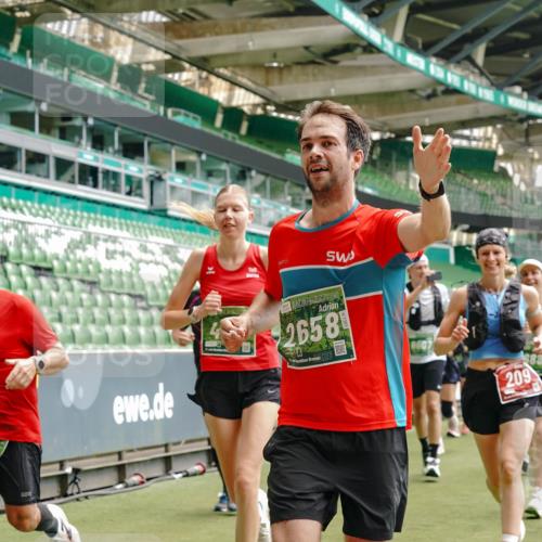 13.09.2026 - 21. swb-Marathon Bremen Michael Burmester http://msf.ph/oto/10432535 13.09.2026 13:04:42 Laufen im Stadion 178, 209, 210, 244, 323, 488, 534, 536, 565, 596, 647, 725, 762, 881, 940, 1073, 1239, 1243, 1307, 1308, 1343, 1373, 1456, 1458, 1479, 1627, 1649, 1653, 1656, 1687, 1771, 1780, 1914, 1932, 1941, 2023, 2089, 2126, 2223, 2241, 2301, 2369, 2430, 2434, 2452, 2602, 2625, 2723, 2742, 2764, 2851, 2867, 2872, 2891, 2910, 2919, 2934, 2957, 2959, 2977, 2985, 3028, 3030, 3217, 3278, 3320, 3343, 3402, 3419, 3425, 3444, 3454, 3510, 3521, 3579, 3597, 3618, 3796, 3846, 3859, 3909, 242 meine-sportfotos.de