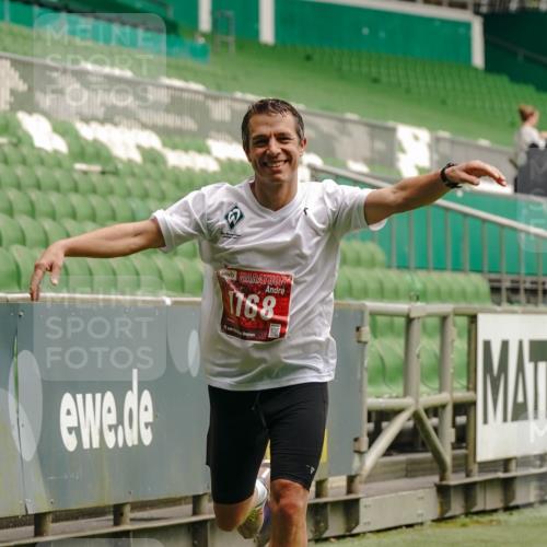 13.09.2026 - 21. swb-Marathon Bremen Michael Burmester http://msf.ph/oto/10432568 13.09.2026 12:30:09 Laufen im Stadion 314, 520, 547, 719, 858, 934, 959, 1168, 1214, 1357, 1453, 1639, 5212, 6485, 103, 206, 238, 322, 447, 841, 875, 968, 1187, 1352, 1840, 2032, 2044, 2143 meine-sportfotos.de