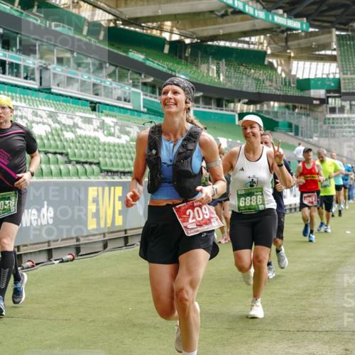 13.09.2026 - 21. swb-Marathon Bremen Michael Burmester http://msf.ph/oto/10432574 13.09.2026 13:04:43 Laufen im Stadion 178, 209, 210, 244, 323, 488, 534, 536, 565, 596, 647, 725, 881, 940, 1073, 1239, 1243, 1307, 1308, 1343, 1373, 1456, 1458, 1479, 1627, 1649, 1653, 1656, 1687, 1771, 1780, 1914, 1932, 1941, 2023, 2089, 2126, 2223, 2241, 2301, 2369, 2430, 2434, 2452, 2602, 2625, 2723, 2742, 2764, 2851, 2867, 2872, 2891, 2910, 2919, 2934, 2957, 2959, 2977, 2985, 3028, 3030, 3217, 3278, 3320, 3343, 3402, 3419, 3425, 3444, 3454, 3485, 3510, 3521, 3579, 3597, 3618, 3796, 3846, 3859, 3909, 242 meine-sportfotos.de