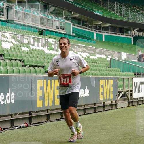 13.09.2026 - 21. swb-Marathon Bremen Michael Burmester http://msf.ph/oto/10432584 13.09.2026 12:30:10 Laufen im Stadion 314, 520, 547, 719, 858, 934, 959, 1168, 1214, 1357, 1453, 1639, 5212, 6485, 103, 206, 238, 322, 447, 841, 875, 968, 1187, 1352, 1840, 2032, 2044, 2143 meine-sportfotos.de