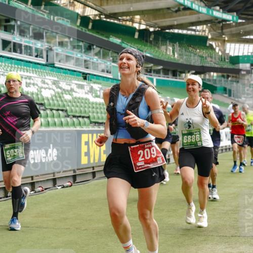 13.09.2026 - 21. swb-Marathon Bremen Michael Burmester http://msf.ph/oto/10432590 13.09.2026 13:04:43 Laufen im Stadion 178, 209, 210, 244, 323, 488, 534, 536, 565, 596, 647, 725, 881, 940, 1073, 1239, 1243, 1307, 1308, 1343, 1373, 1456, 1458, 1479, 1627, 1649, 1653, 1656, 1687, 1771, 1780, 1914, 1932, 1941, 2023, 2089, 2126, 2223, 2241, 2301, 2369, 2430, 2434, 2452, 2602, 2625, 2723, 2742, 2764, 2851, 2867, 2872, 2891, 2910, 2919, 2934, 2957, 2959, 2977, 2985, 3028, 3030, 3217, 3278, 3320, 3343, 3402, 3419, 3425, 3444, 3454, 3485, 3510, 3521, 3579, 3597, 3618, 3796, 3846, 3859, 3909, 242 meine-sportfotos.de