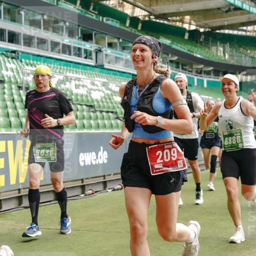 13.09.2026 - 21. swb-Marathon Bremen Michael Burmester http://msf.ph/oto/10432613 13.09.2026 13:04:43 Laufen im Stadion 178, 209, 210, 244, 323, 488, 534, 536, 565, 596, 647, 725, 881, 940, 1073, 1239, 1243, 1307, 1308, 1343, 1373, 1456, 1458, 1479, 1627, 1649, 1653, 1656, 1687, 1771, 1780, 1914, 1932, 1941, 2023, 2089, 2126, 2223, 2241, 2301, 2369, 2430, 2434, 2452, 2602, 2625, 2723, 2742, 2764, 2851, 2867, 2872, 2891, 2910, 2919, 2934, 2957, 2959, 2977, 2985, 3028, 3030, 3217, 3278, 3320, 3343, 3402, 3419, 3425, 3444, 3454, 3485, 3510, 3521, 3579, 3597, 3618, 3796, 3846, 3859, 3909, 242 meine-sportfotos.de