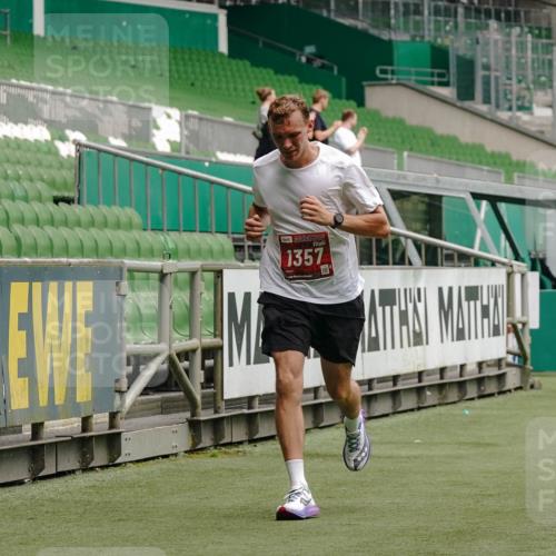 13.09.2026 - 21. swb-Marathon Bremen Michael Burmester http://msf.ph/oto/10432737 13.09.2026 12:30:40 Laufen im Stadion 314, 520, 547, 573, 858, 1168, 1214, 1357, 1453, 1639, 4474, 5212, 6485, 6507, 8285, 103, 206, 238, 322, 420, 553, 841, 875, 1161, 1352, 1724, 1917, 2032, 3662, 4264 meine-sportfotos.de