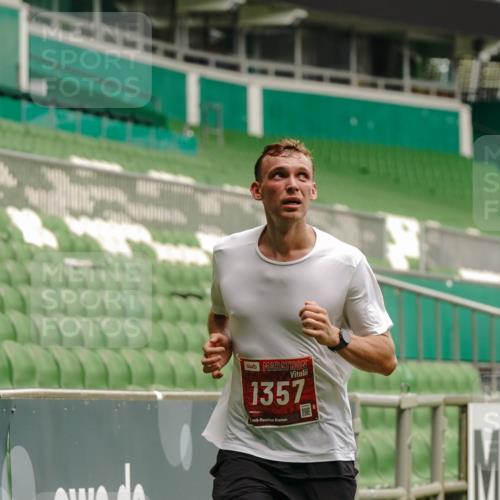 13.09.2026 - 21. swb-Marathon Bremen Michael Burmester http://msf.ph/oto/10432753 13.09.2026 12:30:41 Laufen im Stadion 314, 520, 547, 573, 1168, 1214, 1357, 1453, 1639, 4474, 5212, 6485, 6507, 8285, 103, 206, 238, 322, 420, 553, 841, 875, 1161, 1256, 1352, 1724, 1917, 2032, 3662, 4264 meine-sportfotos.de
