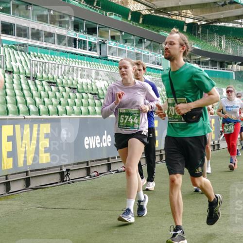 13.09.2026 - 21. swb-Marathon Bremen Michael Burmester http://msf.ph/oto/10432830 13.09.2026 13:29:56 Laufen im Stadion 171, 220, 297, 405, 422, 476, 685, 729, 754, 767, 806, 986, 1079, 1217, 1242, 1270, 1325, 1384, 1615, 1633, 1634, 1741, 1777, 1810, 1811, 1886, 1983, 2238, 2242, 2249, 2263, 2326, 2365, 2436, 2449, 2472, 2546, 2593, 2615, 2637, 2738, 2740, 2743, 2830, 2862, 2868, 2869, 2871, 2918, 2924, 2991, 2994, 3020, 3053, 3129, 3154, 3227, 3238, 3274, 3286, 3321, 3361, 3563, 3594, 3595, 3605, 3678, 3755, 3758, 3798, 3876, 3898, 3929, 3953, 3965, 3971, 3987, 4011, 4056 meine-sportfotos.de