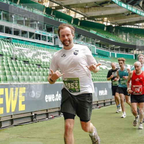 13.09.2026 - 21. swb-Marathon Bremen Michael Burmester http://msf.ph/oto/10433120 13.09.2026 13:04:50 Laufen im Stadion 178, 209, 210, 244, 323, 394, 488, 534, 536, 565, 596, 647, 725, 881, 891, 900, 1073, 1239, 1243, 1307, 1308, 1343, 1373, 1456, 1458, 1479, 1627, 1649, 1653, 1656, 1687, 1771, 1780, 1914, 1932, 1941, 2023, 2089, 2126, 2223, 2241, 2301, 2369, 2430, 2434, 2452, 2602, 2625, 2723, 2742, 2764, 2851, 2867, 2872, 2891, 2910, 2919, 2934, 2957, 2959, 2977, 2985, 3028, 3030, 3217, 3278, 3320, 3343, 3402, 3419, 3425, 3444, 3454, 3485, 3510, 3521, 3579, 3597, 3618, 3796, 3859, 3909, 242 meine-sportfotos.de