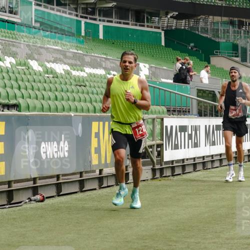 13.09.2026 - 21. swb-Marathon Bremen Michael Burmester http://msf.ph/oto/10433654 13.09.2026 12:33:59 Laufen im Stadion 250, 272, 299, 525, 919, 1089, 1212, 1606, 1629, 2072, 5428, 7741, 314, 520, 1168, 1214, 1357, 1453, 1639, 4474, 5212, 6485, 6507, 8285 meine-sportfotos.de