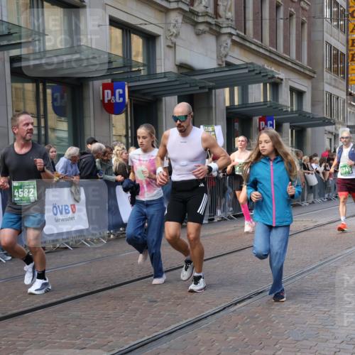 13.09.2026 - 21. swb-Marathon Bremen Strokosch-Dieckow http://msf.ph/oto/10433802 13.09.2026 13:12:55 Ziel 280, 313, 621, 868, 987, 1207, 2130, 2498, 2559, 2962, 3566, 3625, 4582, 5345, 5769, 6038, 6349, 6394, 7874, 8197, 8291, 8419, 8464, 9092, 9217, 1513, 2350, 2362, 2442, 2559, 2801, 2858, 3054, 3988, 4605, 4879, 5379, 5965, 8029, 8798, 9775, 9803, 13106, 13140 meine-sportfotos.de