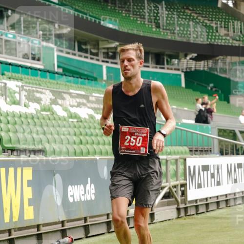 13.09.2026 - 21. swb-Marathon Bremen Michael Burmester http://msf.ph/oto/10433816 13.09.2026 12:34:26 Laufen im Stadion 250, 272, 299, 525, 919, 1089, 1212, 2072, 5428, 7741, 417, 573, 1168, 1214, 1357, 1453, 1639, 4474, 5212, 6485, 6507, 8044, 8285 meine-sportfotos.de