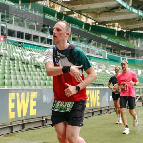 13.09.2026 - 21. swb-Marathon Bremen Michael Burmester http://msf.ph/oto/10433827 13.09.2026 13:05:02 Laufen im Stadion 178, 209, 210, 244, 323, 394, 534, 536, 565, 647, 725, 881, 891, 900, 1073, 1239, 1243, 1307, 1308, 1343, 1373, 1380, 1456, 1479, 1627, 1649, 1653, 1656, 1687, 1780, 1914, 1932, 1941, 2023, 2089, 2126, 2223, 2241, 2244, 2265, 2301, 2310, 2369, 2430, 2452, 2464, 2602, 2723, 2742, 2764, 2851, 2867, 2872, 2891, 2910, 2919, 2957, 2959, 2985, 3028, 3030, 3115, 3217, 3278, 3320, 3343, 3419, 3425, 3444, 3454, 3485, 3521, 3579, 3796, 3909, 242 meine-sportfotos.de