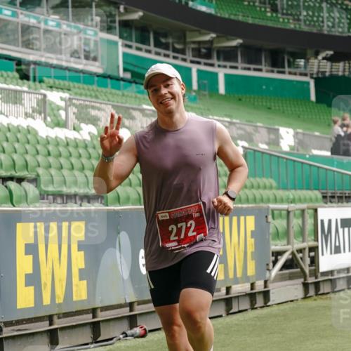 13.09.2026 - 21. swb-Marathon Bremen Michael Burmester http://msf.ph/oto/10433863 13.09.2026 12:34:30 Laufen im Stadion 250, 272, 299, 525, 919, 1089, 1212, 2072, 5428, 7741, 417, 573, 1168, 1214, 1357, 1453, 1639, 4474, 5212, 6485, 6507, 8044, 8285 meine-sportfotos.de