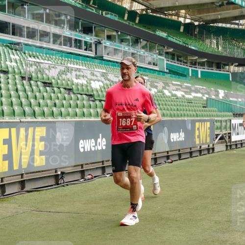 13.09.2026 - 21. swb-Marathon Bremen Michael Burmester http://msf.ph/oto/10433902 13.09.2026 13:05:03 Laufen im Stadion 178, 209, 210, 244, 323, 394, 534, 536, 565, 647, 725, 881, 891, 900, 1073, 1239, 1243, 1307, 1308, 1343, 1373, 1380, 1456, 1479, 1627, 1649, 1653, 1656, 1687, 1780, 1914, 1932, 1941, 2023, 2089, 2126, 2223, 2241, 2244, 2265, 2301, 2310, 2369, 2430, 2452, 2464, 2602, 2723, 2742, 2764, 2851, 2867, 2872, 2891, 2910, 2919, 2957, 2959, 2985, 3028, 3030, 3115, 3217, 3278, 3320, 3343, 3419, 3425, 3444, 3454, 3485, 3521, 3579, 3796, 3909, 242 meine-sportfotos.de
