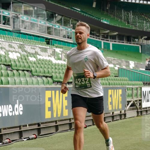 13.09.2026 - 21. swb-Marathon Bremen Michael Burmester http://msf.ph/oto/10433933 13.09.2026 12:34:45 Laufen im Stadion 250, 272, 299, 525, 919, 1089, 1212, 1875, 2072, 5428, 417, 573, 943, 1020, 1126, 1168, 1214, 1357, 1453, 1507, 1639, 2100, 4474, 5212, 6485, 6507, 8044, 8285 meine-sportfotos.de