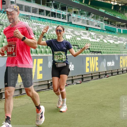 13.09.2026 - 21. swb-Marathon Bremen Michael Burmester http://msf.ph/oto/10433951 13.09.2026 13:05:04 Laufen im Stadion 178, 209, 210, 217, 244, 323, 394, 534, 536, 565, 647, 725, 881, 891, 900, 1073, 1239, 1243, 1307, 1308, 1343, 1373, 1380, 1456, 1479, 1533, 1627, 1649, 1653, 1656, 1687, 1780, 1914, 1932, 1941, 2023, 2089, 2126, 2241, 2244, 2265, 2301, 2310, 2369, 2430, 2452, 2464, 2602, 2723, 2742, 2764, 2851, 2867, 2872, 2891, 2910, 2919, 2957, 2959, 2985, 3028, 3030, 3115, 3217, 3278, 3320, 3343, 3419, 3425, 3444, 3454, 3485, 3521, 3579, 3796, 3909, 242 meine-sportfotos.de