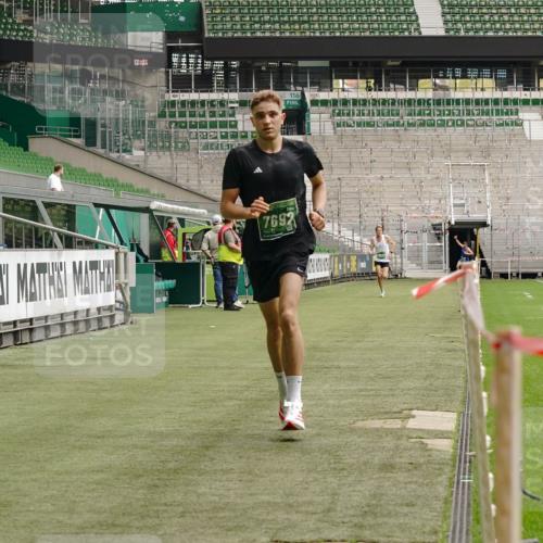 13.09.2026 - 21. swb-Marathon Bremen Michael Burmester http://msf.ph/oto/10433973 13.09.2026 12:34:56 Laufen im Stadion 250, 272, 299, 525, 919, 1089, 1212, 1550, 1875, 2072, 4232, 5428, 417, 482, 573, 668, 943, 1020, 1126, 1357, 1507, 1639, 2100, 4474, 5212, 6485, 6507, 8044, 8285 meine-sportfotos.de