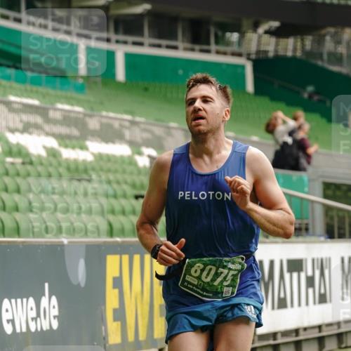 13.09.2026 - 21. swb-Marathon Bremen Michael Burmester http://msf.ph/oto/10434105 13.09.2026 12:35:18 Laufen im Stadion 250, 272, 299, 919, 1089, 1550, 1875, 1993, 4232, 7692, 13033, 417, 482, 573, 668, 943, 1020, 1126, 1357, 1507, 1606, 1629, 1639, 2100, 4474, 6507, 8044, 8285 meine-sportfotos.de