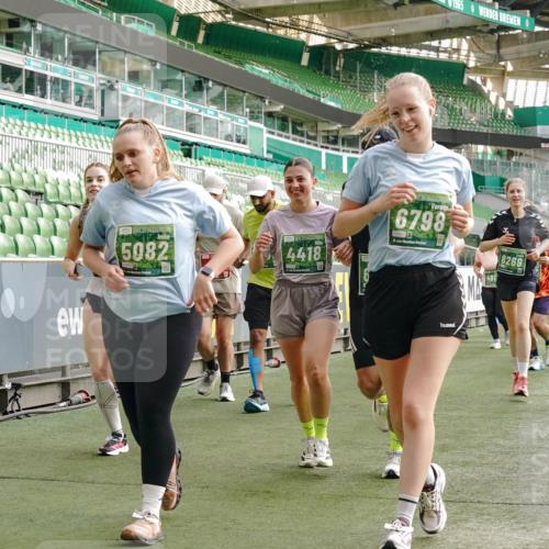 13.09.2026 - 21. swb-Marathon Bremen Michael Burmester http://msf.ph/oto/10434233 13.09.2026 13:33:04 Laufen im Stadion 155, 344, 350, 386, 428, 490, 594, 617, 690, 765, 786, 787, 1001, 1051, 1098, 1133, 1142, 1292, 1326, 1377, 1427, 1557, 1591, 1592, 1661, 1760, 1801, 1869, 1897, 1923, 1996, 2077, 2132, 2226, 2230, 2231, 2253, 2270, 2274, 2320, 2344, 2374, 2399, 2400, 2456, 2479, 2514, 2515, 2523, 2539, 2543, 2556, 2616, 2630, 2649, 2718, 2757, 2769, 2787, 2848, 2945, 2982, 3014, 3140, 3223, 3350, 3379, 3443, 3503, 3572, 3577, 3601, 3614, 3644, 3736, 3746, 3797, 3875, 3901, 3911, 3952, 3960 meine-sportfotos.de