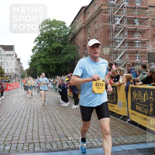 13.09.2026 - Kiel Lauf Yannick Fuchs http://msf.ph/oto/10434630 13.09.2026 09:48:15 Ziel 872, 1047, 1227, 1976, 2656, 2671, 2970, 4219, 5185, 5825, 6464, 7070, 7247, 7481, 8080, 9755, 10200, 11954, 122, 218, 366, 390, 1713, 1743, 2241, 2755, 3735, 3812, 4103, 4225, 4288, 4365, 4400, 4460, 4467, 4710, 4952, 5215, 6078, 6242, 6809, 6942, 7258, 8096, 9694, 9697, 10823, 11396, 11654, 12007, 12099, 12167, 12393, 1493, 1731, 2943, 4350, 5518, 8455, 466, 3373, 4011, 4400, 4479, 4480, 4952, 7767, 8503, 8833, 9528, 9697 meine-sportfotos.de