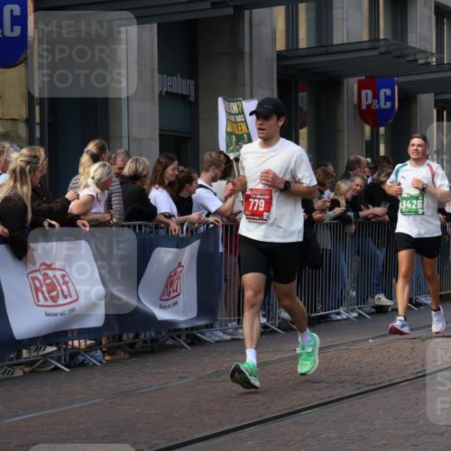 13.09.2026 - 21. swb-Marathon Bremen Strokosch-Dieckow http://msf.ph/oto/10434940 13.09.2026 13:13:34 Ziel 524, 670, 683, 1433, 1704, 1707, 1937, 2422, 2701, 2824, 3236, 3413, 5443, 5593, 5610, 6451, 7210, 7283, 7707, 8118, 9426, 9635, 9884, 10105, 13099, 280, 779, 2130, 2360, 2401, 2767, 2882, 2962, 3566, 6038, 6394, 6407, 7493, 8197, 8464, 8477, 8568, 8840, 8963, 9442 meine-sportfotos.de