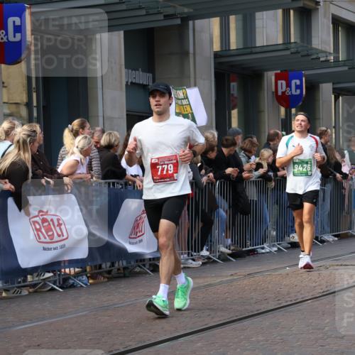 13.09.2026 - 21. swb-Marathon Bremen Strokosch-Dieckow http://msf.ph/oto/10434954 13.09.2026 13:13:35 Ziel 524, 670, 683, 1433, 1613, 1704, 1707, 1937, 2422, 2701, 2824, 3236, 3413, 5443, 5593, 5610, 6451, 7210, 7283, 7435, 7707, 8118, 9426, 9635, 9884, 10105, 13099, 280, 779, 2130, 2360, 2401, 2767, 2882, 2962, 3566, 6038, 6394, 6407, 7493, 8197, 8477, 8568, 8840, 8963, 9442 meine-sportfotos.de