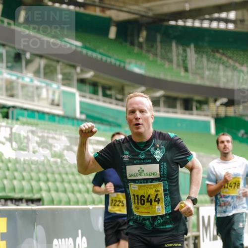 13.09.2026 - 21. swb-Marathon Bremen Michael Burmester http://msf.ph/oto/10435426 13.09.2026 10:25:49 Laufen im Stadion 10143, 10210, 10214, 10228, 10312, 10318, 10328, 10336, 10337, 10342, 10346, 10352, 10358, 10398, 10436, 10445, 10447, 10454, 10456, 10536, 10593, 10632, 10735, 10742, 10775, 10806, 10816, 10861, 10866, 10987, 10988, 11015, 11019, 11020, 11088, 11108, 11155, 11187, 11199, 11209, 11232, 11265, 11279, 11312, 11375, 11442, 11447, 11468, 11527, 11607, 11615, 11630, 11632, 11704, 11758, 11826, 11948, 12281, 12406, 12426, 12525, 13585 meine-sportfotos.de