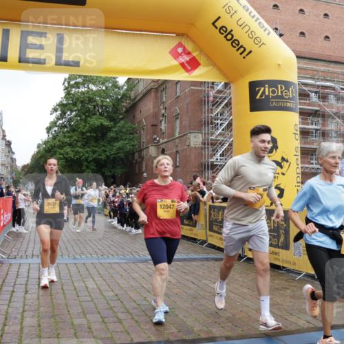 13.09.2026 - Kiel Lauf Yannick Fuchs http://msf.ph/oto/10435836 13.09.2026 09:49:57 Ziel 951, 1033, 1796, 3571, 3914, 4856, 5791, 6359, 6658, 6706, 6707, 7606, 7884, 7937, 8584, 8585, 8589, 8790, 9122, 10105, 10178, 10565, 10990, 12047, 12462, 12749, 2065, 2066, 2110, 2327, 2366, 2976, 3687, 3785, 4067, 4125, 4363, 4376, 4711, 5404, 7641, 8128, 9944, 10145, 10159, 10229, 10990, 11973, 12045, 12492, 12560, 12632, 639, 1366, 3042, 3602, 5535, 5619, 7142, 7864, 8042, 8890, 9683, 9780, 9793, 10074, 10108, 10487, 10491, 10548, 2327, 2919 meine-sportfotos.de
