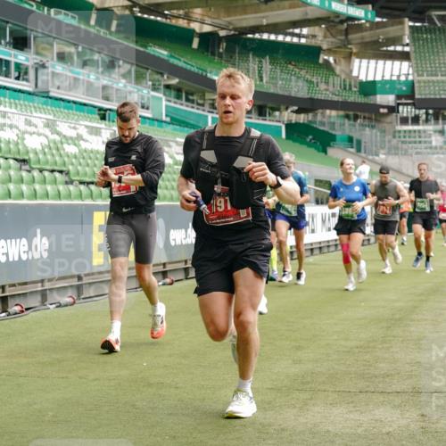 13.09.2026 - 21. swb-Marathon Bremen Michael Burmester http://msf.ph/oto/10436227 13.09.2026 13:05:39 Laufen im Stadion 109, 178, 217, 244, 287, 303, 323, 394, 430, 454, 534, 536, 565, 578, 613, 647, 784, 891, 900, 1073, 1239, 1243, 1274, 1307, 1308, 1365, 1373, 1380, 1456, 1533, 1574, 1581, 1627, 1656, 1687, 1780, 1823, 1909, 1914, 1932, 1941, 2023, 2076, 2089, 2126, 2241, 2244, 2265, 2301, 2310, 2355, 2356, 2369, 2393, 2430, 2452, 2464, 2602, 2723, 2742, 2764, 2867, 2872, 2910, 2919, 2957, 2959, 2985, 3028, 3030, 3115, 3217, 3278, 3320, 3343, 3419, 3444, 3485, 3521, 3796, 3909 meine-sportfotos.de