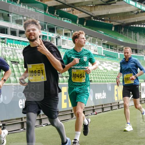 13.09.2026 - 21. swb-Marathon Bremen Michael Burmester http://msf.ph/oto/10440341 13.09.2026 10:27:34 Laufen im Stadion 10096, 10142, 10172, 10189, 10210, 10214, 10223, 10228, 10231, 10269, 10270, 10289, 10293, 10310, 10318, 10319, 10329, 10352, 10393, 10436, 10445, 10447, 10464, 10489, 10504, 10508, 10514, 10536, 10541, 10566, 10583, 10594, 10628, 10638, 10735, 10744, 10770, 10807, 10814, 10846, 10860, 10866, 10873, 10897, 10898, 10917, 10956, 10992, 11015, 11060, 11063, 11076, 11092, 11110, 11111, 11130, 11135, 11148, 11155, 11193, 11199, 11209, 11232, 11279 meine-sportfotos.de