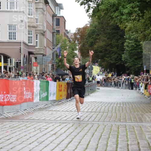 13.09.2026 - Kiel Lauf Yannick Fuchs http://msf.ph/oto/10443900 13.09.2026 12:10:48 Ziel 2457, 61, 2077, 2790, 7264, 1373, 1949, 2327, 4710, 11322, 12191, 61 meine-sportfotos.de