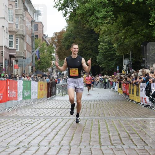 13.09.2026 - Kiel Lauf Yannick Fuchs http://msf.ph/oto/10445404 13.09.2026 12:15:18 Ziel 3398, 6871, 8093, 9575, 12196, 2550, 7208, 9316, 9855, 3194, 3970, 9316 meine-sportfotos.de