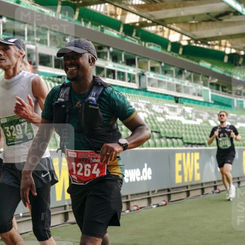 13.09.2026 - 21. swb-Marathon Bremen Michael Burmester http://msf.ph/oto/10446513 13.09.2026 12:46:36 Laufen im Stadion 195, 474, 508, 538, 567, 604, 621, 697, 788, 868, 1017, 1034, 1181, 1241, 1277, 1554, 1863, 2020, 2021, 2084, 2087, 2297, 2538, 2646, 2809, 2889, 3118, 3196, 3271, 3284, 3297, 3424, 3520, 4025, 4110, 4157, 4236, 4239, 4729, 4777, 4808, 5024, 5092, 5238, 5283, 5674, 5719, 5725, 5976, 6053, 6686, 6815, 6918, 7102, 7336, 7478, 7814, 7871, 8054, 8060, 8096, 8319, 8325, 8331, 8334, 8670, 8701, 8756, 8936, 8983, 9061, 9070, 9129, 9273, 9306, 9495, 9544, 9642, 9813, 9918, 13034, 439 meine-sportfotos.de