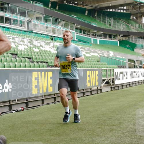 13.09.2026 - 21. swb-Marathon Bremen Michael Burmester http://msf.ph/oto/10446568 13.09.2026 10:29:38 Laufen im Stadion 10162, 10170, 10183, 10193, 10200, 10218, 10233, 10253, 10267, 10294, 10316, 10334, 10348, 10381, 10392, 10421, 10426, 10452, 10467, 10515, 10525, 10537, 10538, 10544, 10585, 10588, 10641, 10652, 10655, 10709, 10734, 10739, 10761, 10763, 10764, 10770, 10780, 10808, 10825, 10827, 10835, 10837, 10840, 10862, 10876, 10887, 10906, 10910, 10923, 10966, 10984, 10993, 11002, 11005, 11007, 11018, 11035, 11058, 11087, 11092, 11109, 11170 meine-sportfotos.de