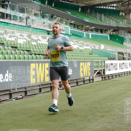 13.09.2026 - 21. swb-Marathon Bremen Michael Burmester http://msf.ph/oto/10446590 13.09.2026 10:29:38 Laufen im Stadion 10162, 10170, 10183, 10193, 10200, 10218, 10233, 10253, 10267, 10294, 10316, 10334, 10348, 10381, 10392, 10421, 10426, 10452, 10467, 10515, 10525, 10537, 10538, 10544, 10585, 10588, 10641, 10652, 10655, 10709, 10734, 10739, 10761, 10763, 10764, 10770, 10780, 10808, 10825, 10827, 10835, 10837, 10840, 10862, 10876, 10887, 10906, 10910, 10923, 10966, 10984, 10993, 11002, 11005, 11007, 11018, 11035, 11058, 11087, 11092, 11109, 11170 meine-sportfotos.de