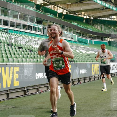 13.09.2026 - 21. swb-Marathon Bremen Michael Burmester http://msf.ph/oto/10446633 13.09.2026 12:46:39 Laufen im Stadion 195, 474, 508, 538, 567, 604, 621, 697, 788, 868, 1017, 1034, 1181, 1241, 1277, 1554, 1863, 2021, 2084, 2087, 2297, 2538, 2646, 2809, 2889, 3118, 3196, 3284, 3297, 3424, 3520, 4025, 4110, 4157, 4236, 4239, 4729, 4777, 4808, 5024, 5092, 5238, 5283, 5674, 5719, 5725, 5976, 6053, 6686, 6815, 6918, 7102, 7336, 7478, 7814, 7871, 8054, 8060, 8096, 8319, 8325, 8331, 8334, 8670, 8701, 8756, 8936, 8983, 9061, 9070, 9129, 9273, 9306, 9495, 9544, 9642, 9689, 9813, 9918, 13034, 439 meine-sportfotos.de